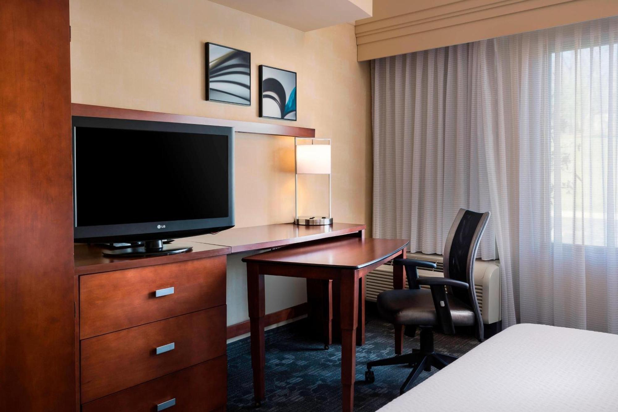 Courtyard By Marriott Kansas City Shawnee Exterior photo