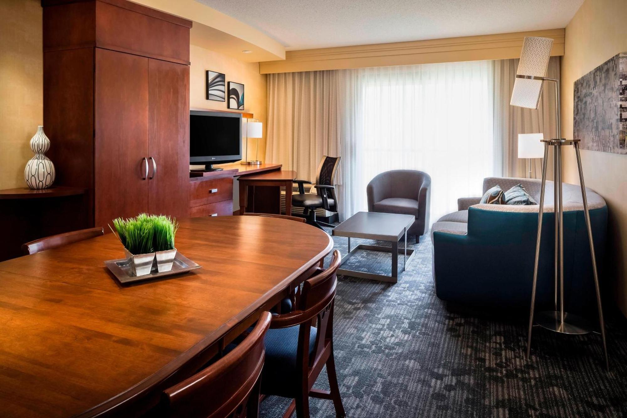 Courtyard By Marriott Kansas City Shawnee Exterior photo