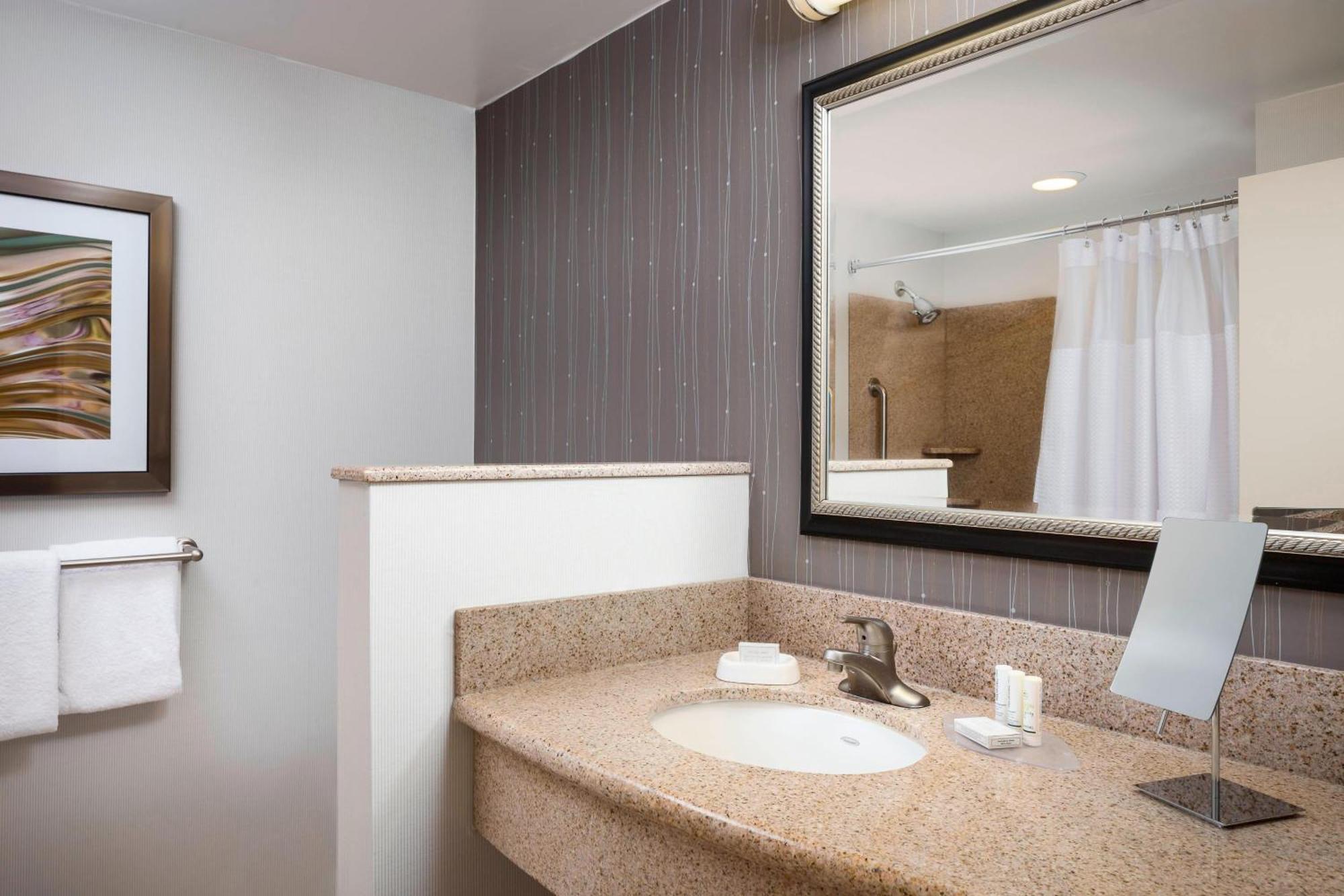 Courtyard By Marriott Kansas City Shawnee Exterior photo