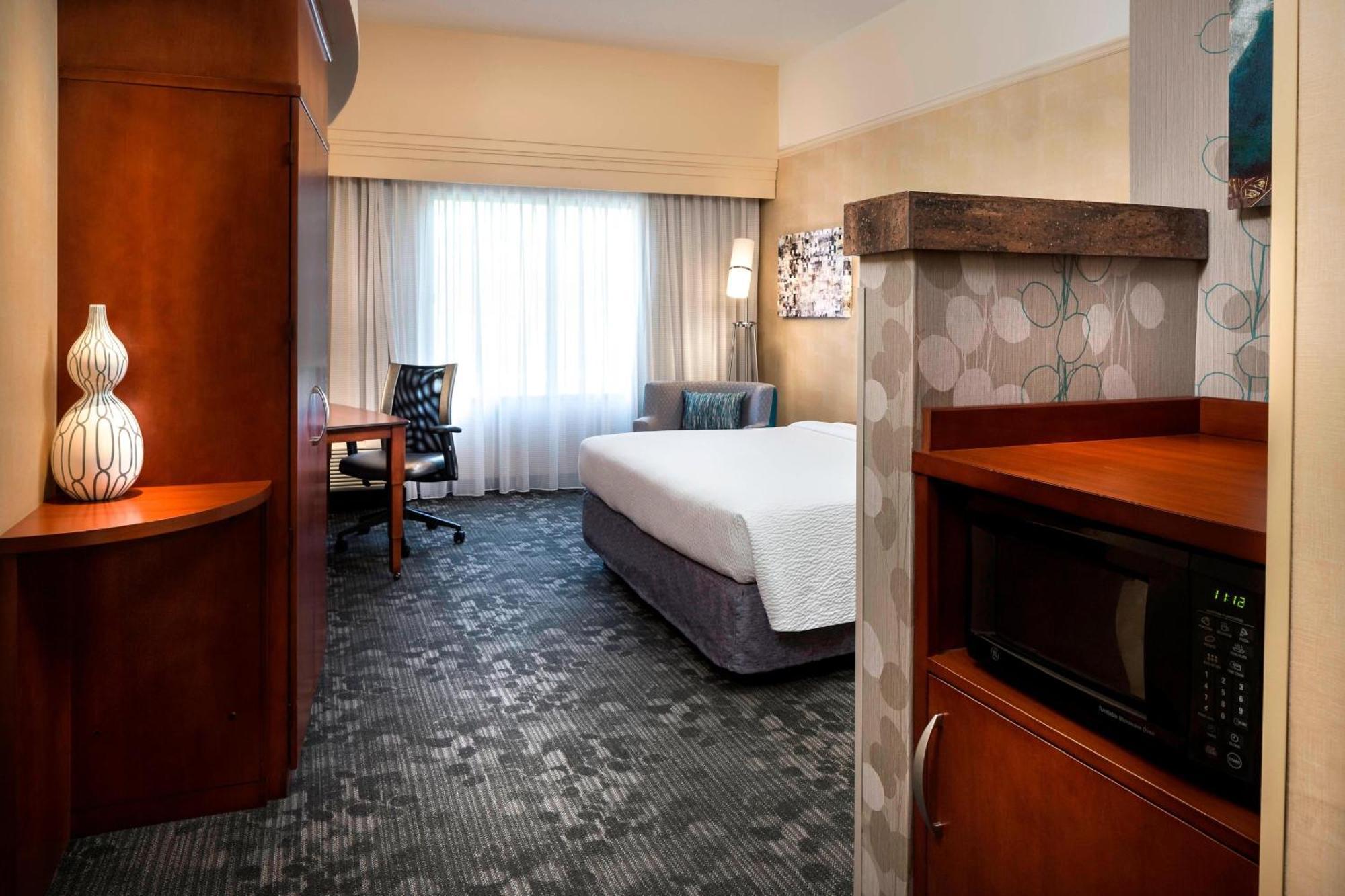 Courtyard By Marriott Kansas City Shawnee Exterior photo