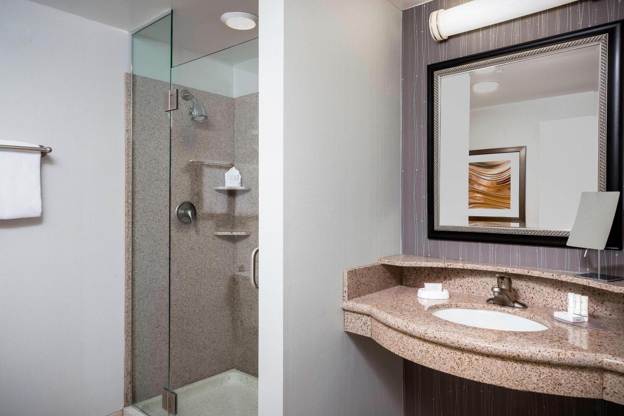 Courtyard By Marriott Kansas City Shawnee Exterior photo